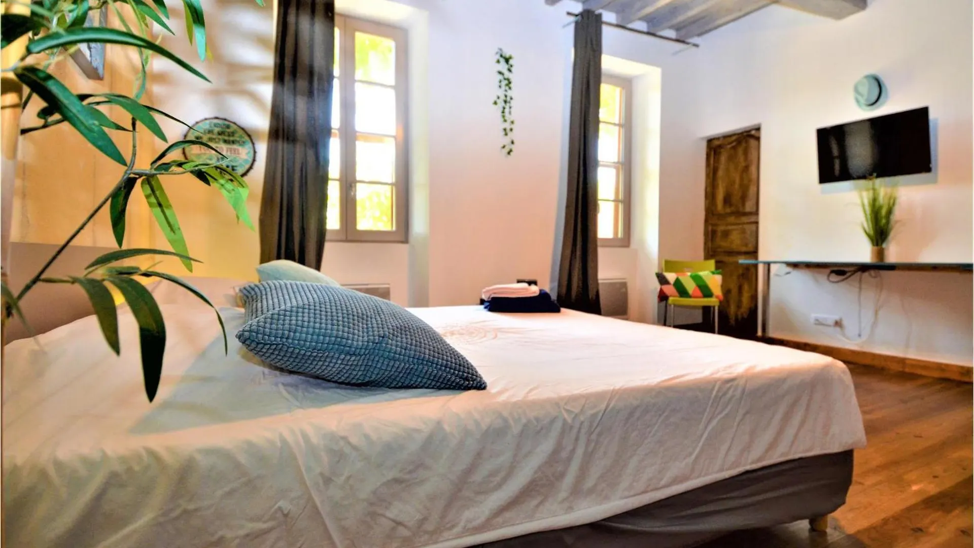 7 Bedroom Gorgeous Home In Tarascon 0*,
